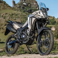 Honda Sahara 300 Bege: Trail aventureira, 25cv, 2,7kgfm, suspensão longa, pneus Metzeler, ideal para off-road