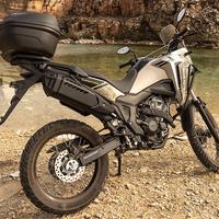 Honda Sahara 300 Adventure: Trail off-road, bege metálico, top case, cenário rochoso