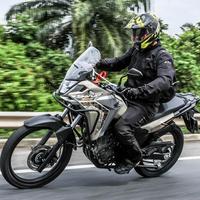 Honda Sahara 300: Trail aventureira, Bege Metálico, potente e versátil, em estrada