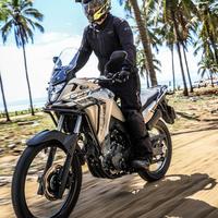Honda Sahara 300: Trail aventureira, pilotagem em praia paradisíaca, motor 293,5cc