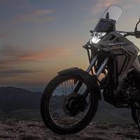 Honda Sahara 300: Aventura em casal ao pôr do sol, trail versátil, motor 293,5cc, 25,2cv