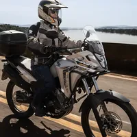 Honda Sahara 300: Trail aventureira, bege metálico, pilotagem em estrada, visual robusto