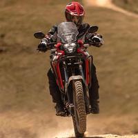 Honda Sahara 300 Vermelha: Aventura off-road, suspensão de longo curso, pneus Metzeler Karoo