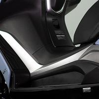 Kymco Downtown 350i 2025: Maxiscooter azul, design moderno, detalhes cromados, suspensão ajustável