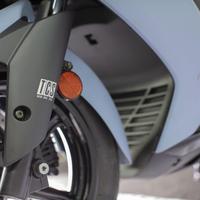 Kymco Downtown 350i 2025: Maxiscooter azul, TCS, roda dianteira, detalhes suspensão e freios