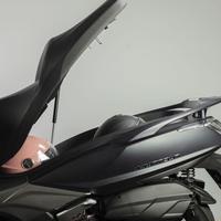 Kymco Downtown 350i 2025: Maxiscooter com amplo porta-capacete, design moderno e tecnologias avançadas