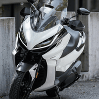 Zontes 350 E: scooter branca, design moderno, potente, em ambiente urbano