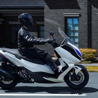 Zontes 350 E: Maxiscooter branca, potente, moderna, em movimento, estiloso, urbano