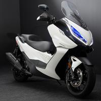 Zontes 350E branca: maxiscooter moderna, potente (37cv), design arrojado, tecnologia embarcada