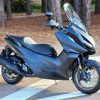 Zontes 350 E: Maxiscooter preta, potente (37cv), design moderno, em ambiente externo