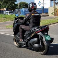 Zontes 350 E preta: maxiscooter potente, design agressivo, pilotagem urbana, 37cv, 3,87kgfm