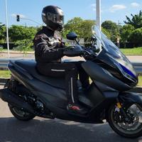 Zontes 350 E: Maxiscooter preta, pilotagem urbana, 37cv, 3,87kgfm, painel TFT, ABS