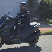 Zontes 350 E: Scooter preta, pilotagem urbana, design moderno, 37cv, 3,87kgfm