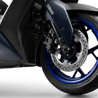 Yamaha XMAX 250 2025: Rodas azuis, freios a disco, design moderno, maxiscooter potente