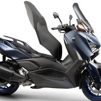 Yamaha XMAX 250 2025: Maxiscooter azul, design moderno, tecnologia embarcada, painel TFT, 22,8 cv