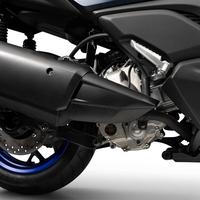 Yamaha XMAX 250 2025: Detalhe da traseira, escapamento, roda azul, motor 250cc, tecnologia embarcada
