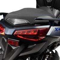 Yamaha XMAX 250 2025: traseira, lanternas LED, assento, logo Yamaha, detalhes em azul