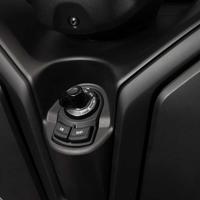 Yamaha XMAX 250 2025: painel, comandos, detalhes, design moderno, scooter
