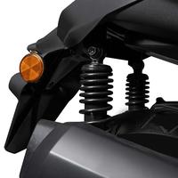 Yamaha XMAX 250 2025: Suspensão traseira, detalhes da scooter, preto fosco